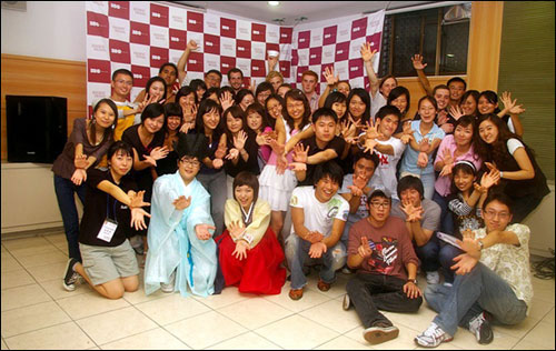 웰커밍파티에서 한국인 학생들과 외국인 학생들이 함께 장난스런 포즈를 취하고 있다.