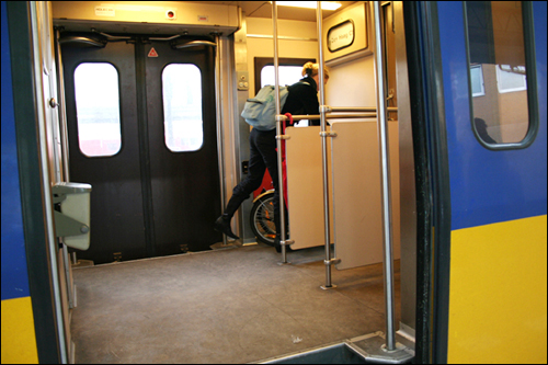 그로닝겐시 중앙역(부평역 정도에 해당) 기차에 한 시민이 자전거를 싣는 모습. 네덜란드에서는 자전거를 싣고 기차를 이용할 수 있다.