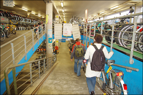 네덜란드 도심속 자전거 보관소 전경. 부평역 인근 자전거주차장이라고 생각하면 되는데 수 많은 자전거가 보관돼 있어도 관리자가 따로 있어 도난 위험은 없다. 대여, 수리도 가능하다. 
