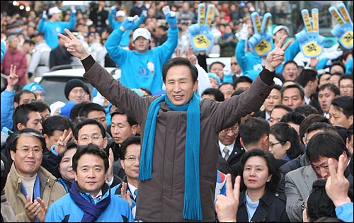 2007년 12월 3일 당시 이명박 한나라당 대선 후보가 경기도 의정부 중앙로 유세에서 지지자들에게 손을 들어 답례 인사를 하고 있다.