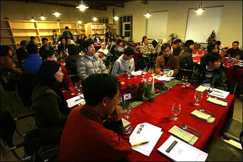 환영행사에 참석하고 있는 한국과 일본의 시민기자들.