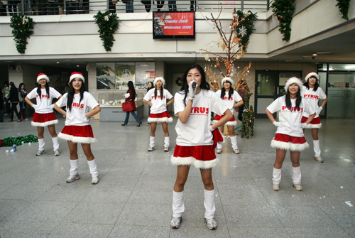 싼타복장을 한 이화여대 응원단 단원들이 ' Thanks 2007 Welcome 2008' 개막식 행사에서 댄스공연을 선보이고 있다.