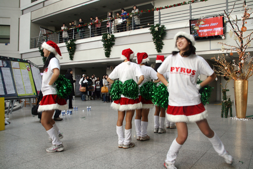 경쾌한 크리스마스 캐롤에 맞춰 미리 메리 크리스마스 이화여대 'Thanks 2007 Welcome 2008' 개막식에서 파이루스의 축하댄스공연 