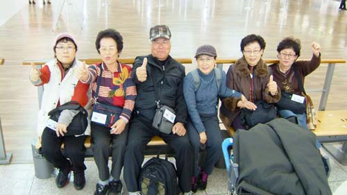 인천공항에서 출국수속을 기다리는 ‘할머니 군단’