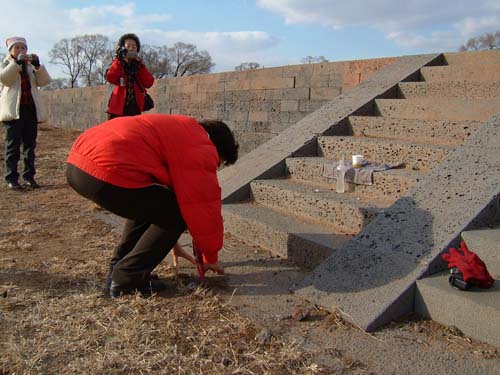 발해국 황궁 섬돌아래서 발해를 위하여 간단한 제례를 갖추는 강희정 단장