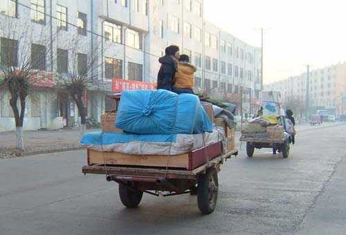 오상시내에도 마차는 흔하게 볼 수 있다