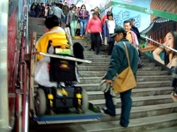 신도림역 1호선 환승을 위해 휠체어리프트를 타는 장애인과 옆에서 보조하는 공익근무요원