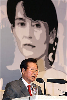 김대중 전 대통령이 4일 밤 서울 여의도 63빌딩에서 열린 '버마 민주화의 밤'에서 "버마의 민주화는 필연적"이라며 버마 민주화를 촉구하는 발언을 하고 있다.