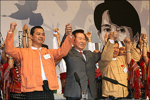 김대중 전 대통령과 한국 내 버마 민주화 운동 세력 및 버마 출신 이주 노동자들이 손을 맞잡아 치켜들고 있다.