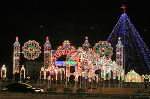 창원시청앞에 대형크리스마스 트리와 루미나리 조형물이 아름답게 장식되어 크리스마스 기분을 한껏 높이고 있다. 