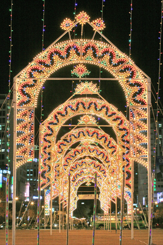 창원시청로터리 대형크리스마스트리와 루미나리 향연
다양한모습들
중앙 대형트리를 기점으로 4개의 문들은 모습이 각각달라
다양한 아름다움을 보여준다