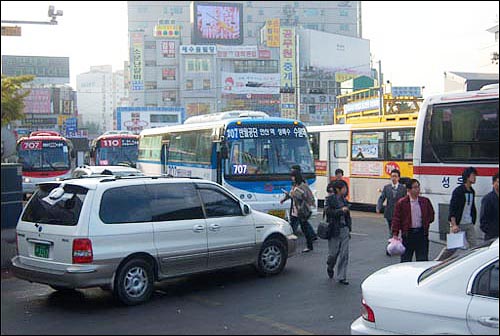 상행 정류장에서 벌어지는 안산방면 버스노선의  '짱박기' 안산방향으로 운행하는 110번, 707번, 909번 노선은, 모두 수원역~안산시청 구간은 동일하게 운행하며, 덕분에 노선간 경쟁이 매우 심하다. 상행 정류장에서 벌어지는 안산방면 버스노선의 '짱박기' 원인에는, 이런 경쟁 또한 포함되어 있다. 오른쪽에 보이는 '성우' 라는 회사명이 적힌 버스차량이 909번 버스차량이며, 파랑색 707번 버스차량과 뒷 편의 빨강색 707번 버스차량은 동일한 노선이다.