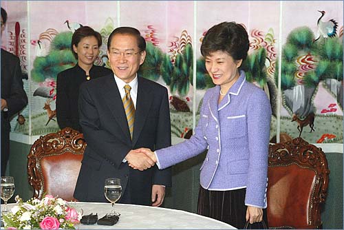지난 2002년 11월 한나라당과 한국미래연합의 통합을 선언한 박근혜 전 대표(당시 한국미래연합 대표)가 이회창 당시 한나라당 대선 후보와 악수를 하고 있다.
