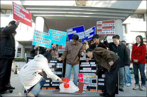 인천지역 시민사회단체들이 지난달 29일 인천 시의회 건물 앞에서 의정비 인상에 반대하는 퍼포먼스를 벌이고 있다.