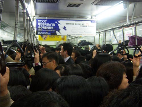 아침 8시대에 신도림역~대림역 구간을 지나는 서울지하철 2호선 전동열차. 배차 간격이 2~5분 정도로서 짧지만 10량의 전동열차는 사람들로 가득 찬다. 일각에서 '가축보다 못한 처지로 이동한다'고 하여 부르는 '가축수송열차'라는 표현이 틀린 것이 아니라는 생각이 든다
