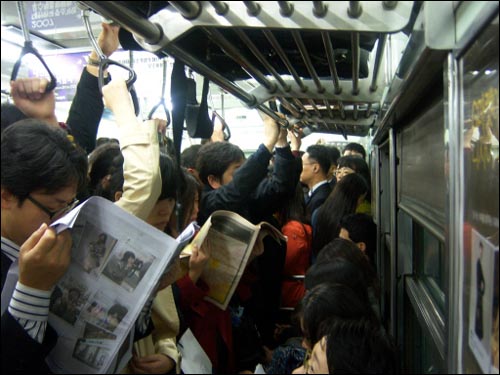 매일 평일 아침이면 서부수도권 지역에 거주하는 일반 시민들 중 상당수는 서울지하철 2호선을 타기 위해 신도림역에서 안전을 담보로 한 사투(?)를 벌인다. 승강장으로 어렵게 내려간 뒤, 열차가 온 순간 스크린도어마저 닫기 힘들 정도의 엄청난 인파로 간신히 탄 열차는, 서 있기조차 힘들다. 현 신도림역 상황이 매우 열악하지만, 다양한 조치로 더 나은 대중교통 환경이 구성되기를 기대해 본다.