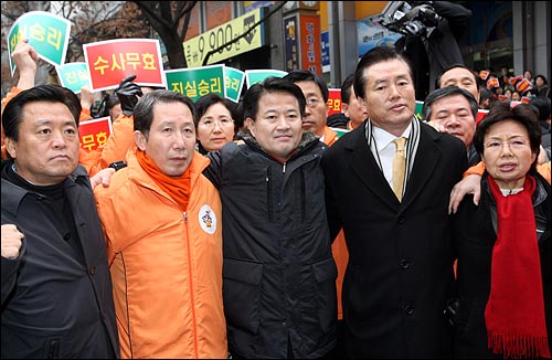 정동영 대통합민주신당 대선후보와 선대위 관계자들이 6일 오후 서울 명동입구에서 검찰의 BBK의혹 수사를 규탄하며 어깨동무를 하고 있다.