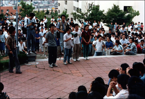 89년 8월 3일 부산대 중앙도서관 앞에서 15개 고등학교 350여명의 학생들이 참석한 가운데 '부고협' 출범식이 진행됐다. 이날 출범식은 경찰의 강제 해산에 맞선 대학생들과 교사들의 적극적인 보호아래 치러졌다.  