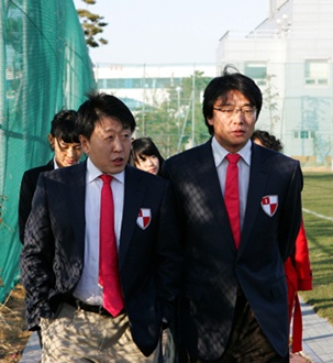 부산 아이파크 황선홍 감독  지난 4일 부산 아이파크 감독으로 선임 된 황선홍(오른쪽). 안병모 단장과 훈련장을 둘러보고 있다.  