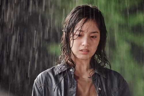  영화 '싸움'의 한 장면. 여자 주인공 김태희가 비를 맞으며 생각에 잠겨 있다.