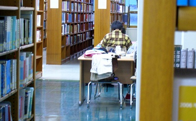 서가마저도 독서실이 되어버린 대학 도서관
