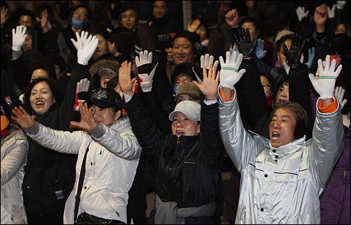 7일 정동 성공회 대성당 앞에서 열린 부패세력 집권 저지와 민주대연합을 위한 비상시국 국민대회에 참가한 시민들이 구호를 외치고 있다.