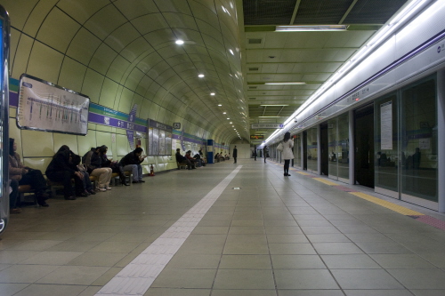 살펴본 역 중 가장 모범적이었다. 양 쪽 승강장에 각각 20개씩의 긴 의자가 놓여있고 대부분의 시민들이 편히 앉아서 열차를 기다리고 있었다.