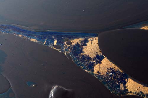 기름유출 3일째인 2007년 12월 9일 태안반도 해변을 덮은 원유 모습.