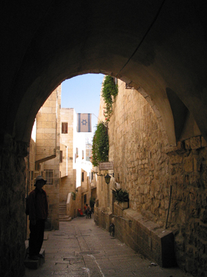 유대인, 기독교인, 모슬렘, 아르마니아인의 네 구역으로 나누어진 성안은 미로 같은 골목길들로 서로 연결되어 있다. 
