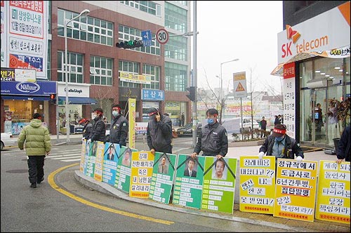 한국타이어 유가족과 금속노조가 근로복지공단 유성지사 앞에서 피켓팅을 하고 있다.