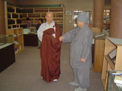 해인사에서 성철 스님을 스승으로 모신 법형제다. 해월정사 회주 천제스님(오른쪽)이 미국에서 포교활동을 하고 있는 원영(왼쪽) 스님을 맞아서 봉훈관에 대한 이야기를 하고 있다.