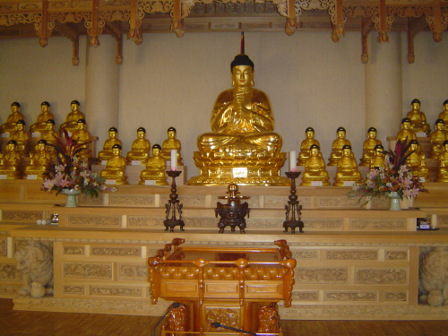 비로자나 부처님은 진리를 부처로 상징한 것이다. 선종의 88불을 모셨다. 