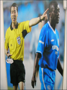 권종철 주심과 마케렐레  2005년 수원 삼성-첼시FC의 친선경기에 주심을 봤던 권종철 주심. 그의 가게 탈의실 앞에는 당시 경기 사진이 붙어있다. 그동안 그가 치른 경기 경력을 설명하기도 한다. 