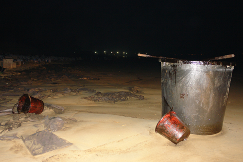 바닷물이 빠져나간 신두리 해변엔 각종 복구 장비가 흩어져 있었다.