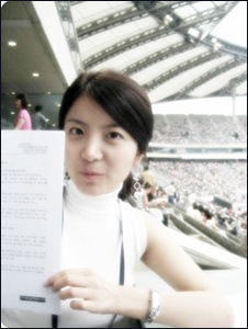 김양희 리포터 그녀는 2008 K리그에서 심판판정 시비나 선수들의 도가 넘치는 항의, 서포터들의 거친 응원이 자제됐으면 좋겠다는 바람을 내비쳤다. 