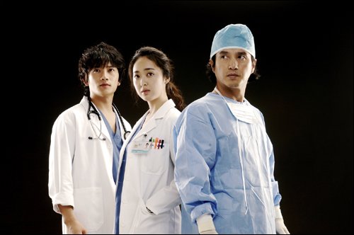 12일 첫 방송한 MBC 수목드라마<뉴 하트>를 놓고 의학적 논쟁이 벌어졌다.