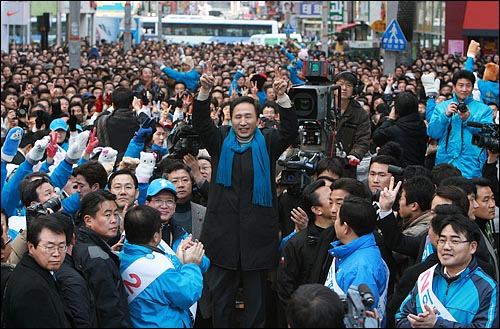  이명박 한나라당 대선후보가 13일 오후 부산광역시 서면(진구 부전동)에서 열린 유세에서 지지자들을 향해 손을 흔들고 있다.