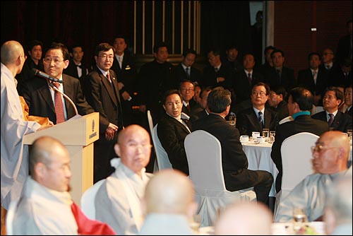 불교지도자대회에서 이명박 한나라당 대선후보의 종교 관련 발언을 문제삼는 연설이 이어지자 수행한 의원들의 발길도 급해졌다. 주호영 의원이 발언하는 스님을 찾아가 얘기를 나누고 있고, 이 후보는 이들의 모습을 지켜보고 있다.