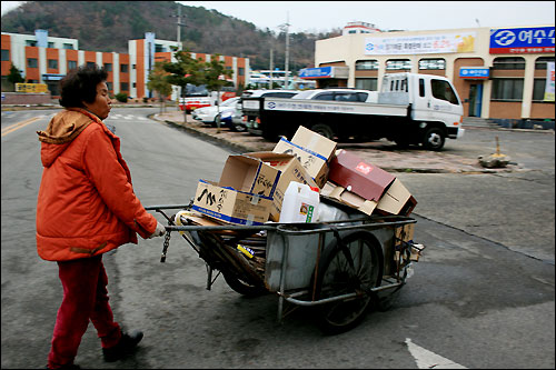 할머니의 손수레 길에서 희망을 줍는 할머니의 손수레