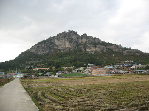 금골산 능선이 바위로 이어진 금골산과 마을. 산 아래 금성초등학교도 보인다.