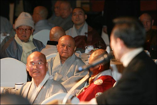 불교지도자대회에 참석한 스님들이 이명박 한나라당 대선후보의 해명을 듣고 있다.