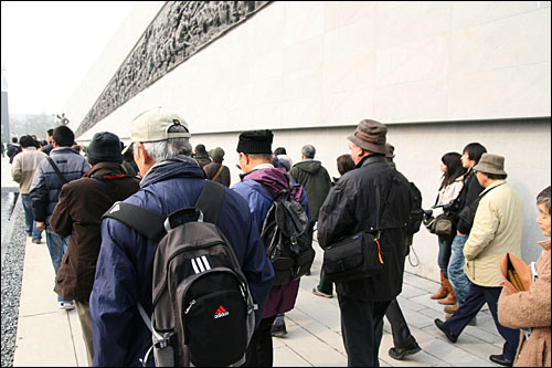 난징대학살기념관을 참관하는 일본인 관광객들. 일본인은 난징대학살기념관에서 역사의 진면목을 직시하고 무엇을 느낄까.