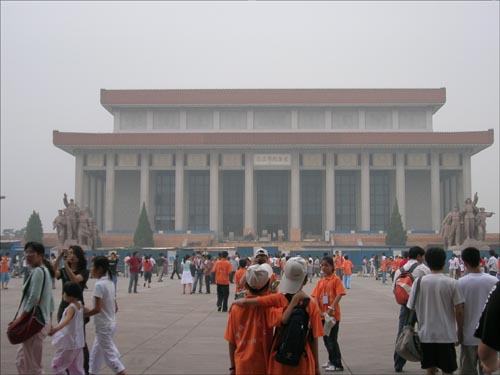 베이징 중심부에 있는 모주석기념관 앞의 중국인들
