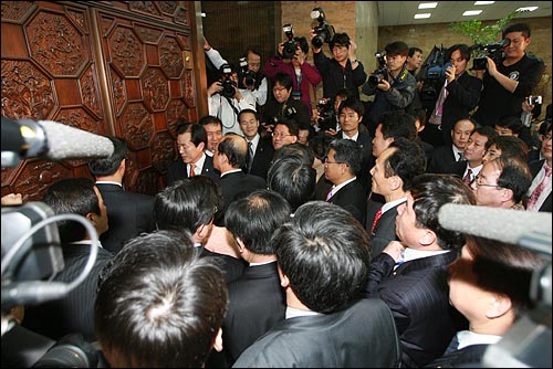 14일 오후 대통합민주신당 의원들이 안쪽에서 잠긴 본회의장 출입문앞에서 회의장 입장을 시도하고 있다.