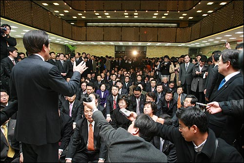  14일 오후 본회의장에 입장하지 못한 대통합민주신당 의원들이 출입문 앞에 앉아 있다.