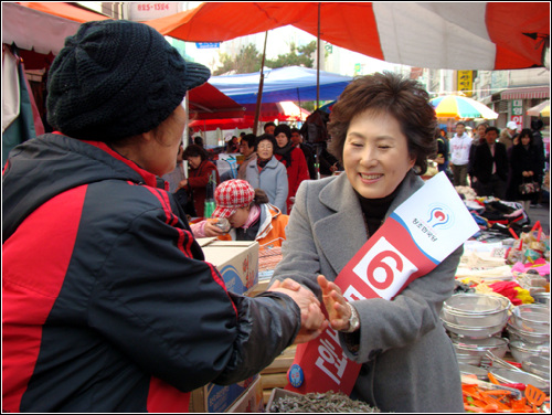  상인과 악수하는 수애씨.