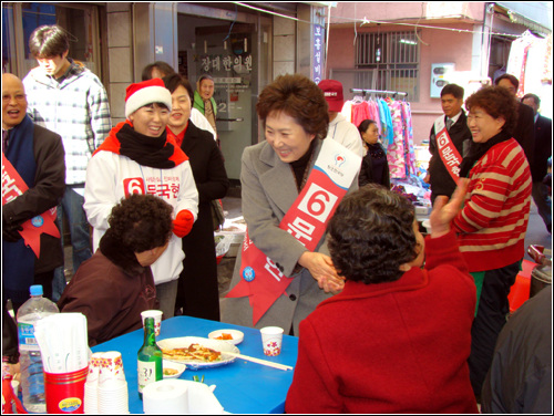  목을 축이는 사람과도 인사를 나눕니다.