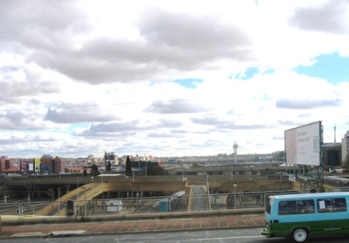 요하네스버그 기차역 건너편의 철길과 멀리 보이는 현수교형 다리