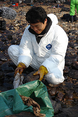 후보와 함께 해야지요 경찰청 경호팀 하만진 경위도 후보와 같이 하루 종일 기름띠 제거 자원 봉사를 펼쳤다.