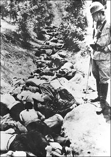중화문 밖에서 집단 학살된 중국인들의 시체. 일본군은 난징 점령 전 치밀한 학살계획을 수립, 실행에 옮겼다.
